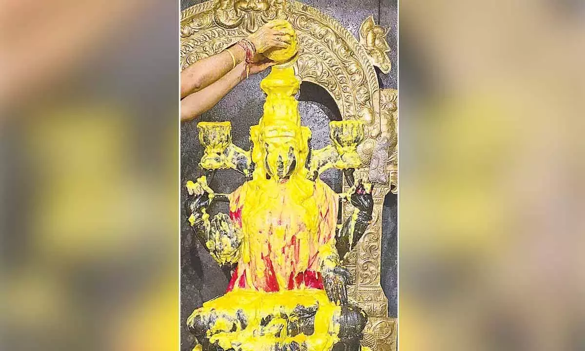Andhra: 639 आमों से विशेष महा अभिषेक किया गया Andhra: 639 आमों से विशेष महा अभिषेक किया गया