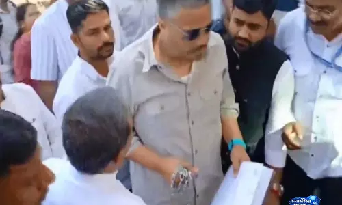 पुणे CID दफ्तर में रोहित पवार का सांकेतिक विरोध, जांच में देरी पर जताई नाराज़गी पुणे CID दफ्तर में रोहित पवार का सांकेतिक विरोध, जांच में देरी पर जताई नाराज़गी