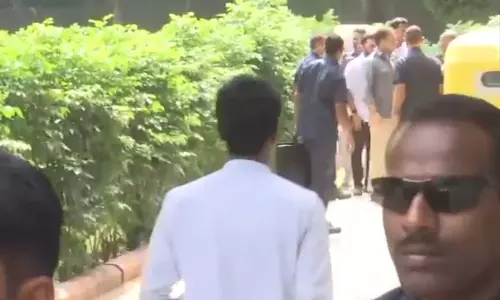 BIG BREAKING: ऑटो चालकों के साथ खाना खाते दिखे राहुल गांधी, यूनिफॉर्म भी पहनी