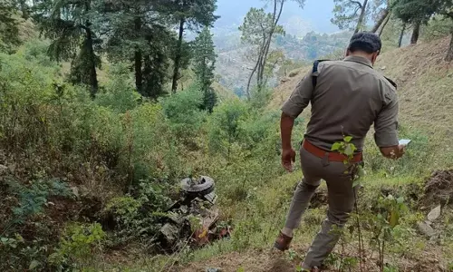 Uttarakhand : ट्रैक्टर ट्रॉला खाई में गिरा, दो युवकों की दर्दनाक मौत Uttarakhand : ट्रैक्टर ट्रॉला खाई में गिरा, दो युवकों की दर्दनाक मौत