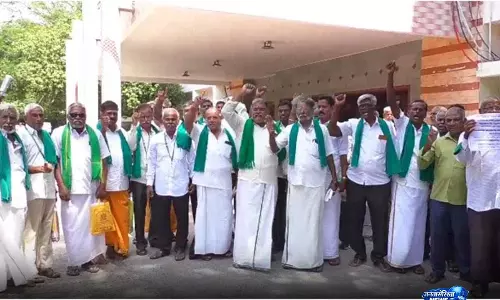 Tamil Nadu के किसानों ने फसल ऋण माफी योजना का विरोध किया, चुनावी वादे से मुकरने का आरोप लगाया Tamil Nadu के किसानों ने फसल ऋण माफी योजना का विरोध किया, चुनावी वादे से मुकरने का आरोप लगाया