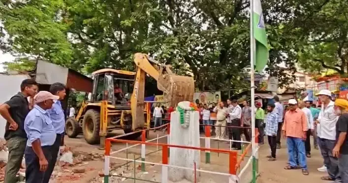 West Burdwan: बर्नपुर में 40 साल पुराना कांग्रेस कार्यालय तोड़ा गया