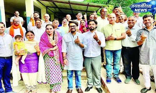 कैफे में युवक की पिटाई, मुख्यालय पर परिजनों का प्रदर्शन कैफे में युवक की पिटाई, मुख्यालय पर परिजनों का प्रदर्शन