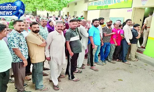 भीषण गर्मी पर भारी पड़ा लोकतंत्र का उत्साह भीषण गर्मी पर भारी पड़ा लोकतंत्र का उत्साह