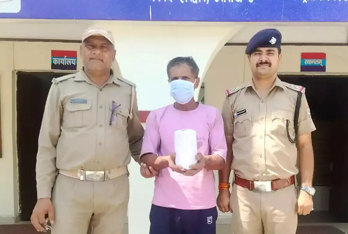 Haridwar: गौमांस मामले में इलाके में तनाव का माहौल, एक आरोपी को पकड़ा, चार की तलाश जारी Haridwar: गौमांस मामले में इलाके में तनाव का माहौल, एक आरोपी को पकड़ा, चार की तलाश जारी