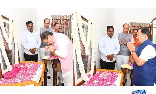 CM धामी और नितिन नवीन ने देहरादून में BC खंडूरी को श्रद्धांजलि दी, विधानसभा चुनावों से पहले बैठकें कीं CM धामी और नितिन नवीन ने देहरादून में BC खंडूरी को श्रद्धांजलि दी, विधानसभा चुनावों से पहले बैठकें कीं