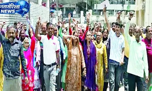 80 मीटर का रास्ता, अढ़ाई घंटे की देरी, थिल्ल में मचा हडक़ंप 80 मीटर का रास्ता, अढ़ाई घंटे की देरी, थिल्ल में मचा हडक़ंप