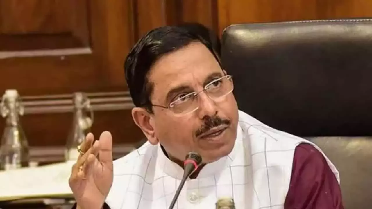 प्रहलाद जोशी ने सिद्धारमैया के जाने पर कांग्रेस पर हमला बोला, इसे ‘OBC का अपमान’ बताया