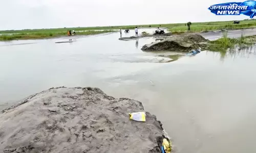 Gandak नदी के उफान से बैरिया में संपर्क मार्ग डूबा