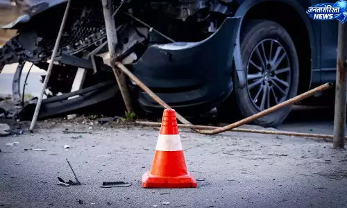 सोलन के देऊंघाट में कार खाई में गिरी, एक की मौत सोलन के देऊंघाट में कार खाई में गिरी, एक की मौत