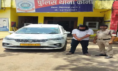 कार स्टंट वीडियो वायरल, युवती की जगह चालक पर कार्रवाई को लेकर विवाद कार स्टंट वीडियो वायरल, युवती की जगह चालक पर कार्रवाई को लेकर विवाद