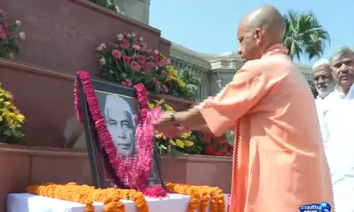 CM योगी आदित्यनाथ ने पूर्व PM चरण सिंह की पुण्यतिथि पर उन्हें पुष्पांजलि अर्पित की