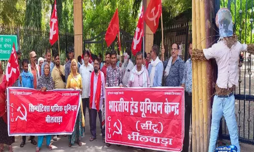 वस्त्रनगरी में श्रमिकों का फूटा आक्रोश, सिल्वर फैब मालिक का पुतला दहन, बकाया भुगतान की उठी मांग