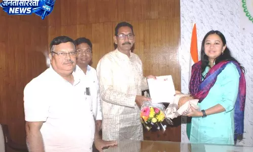 कलेक्टर ने रिटायरमेंट पर अधिकारियों-कर्मचारियों को पेंशन प्राधिकार पत्र प्रदान किया