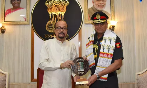 राज्यपाल रमेन डेका से लेफ्टिनेट जनरल अनिंद्या सेनगुप्ता ने की सौजन्य भेंट