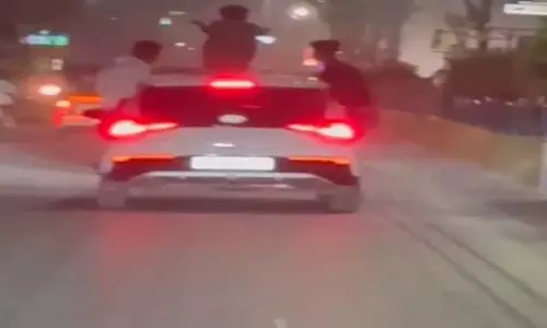 रायपुर में कार के सनरूफ पर स्टंटबाजी, वीडियो वायरल रायपुर में कार के सनरूफ पर स्टंटबाजी, वीडियो वायरल