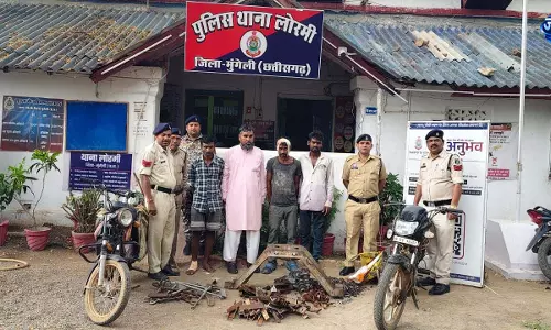 नवलपुर गुड़ फैक्ट्री चोरी मामले का खुलासा, 4 शातिर चोर गिरफ्तार नवलपुर गुड़ फैक्ट्री चोरी मामले का खुलासा, 4 शातिर चोर गिरफ्तार