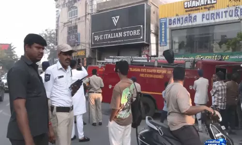 Telangana: हैदराबाद में एक कमर्शियल बिल्डिंग के गोदाम में लगी भीषण आग