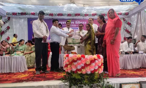 कलेक्टर डॉ सिंह ने पद्मश्री दम्पति डॉ गोडबोले का किया सम्मान