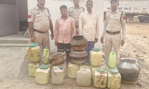 210 लीटर कच्ची महुआ शराब के साथ दो आरोपी गिरफ्तार 210 लीटर कच्ची महुआ शराब के साथ दो आरोपी गिरफ्तार