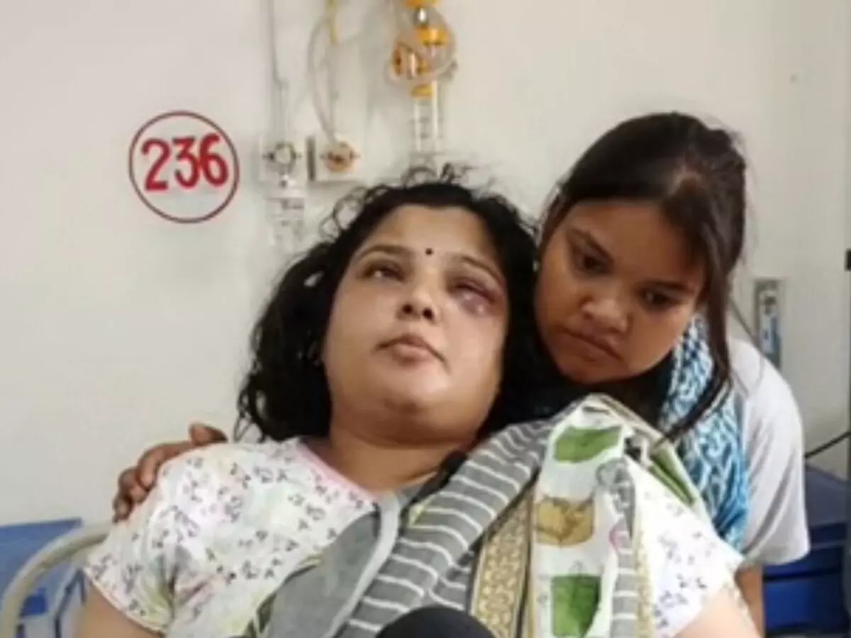 महिला जिलाध्यक्ष की हत्या की कोशिश, घर में घुसकर लोहे की रॉड से हमला महिला जिलाध्यक्ष की हत्या की कोशिश, घर में घुसकर लोहे की रॉड से हमला
