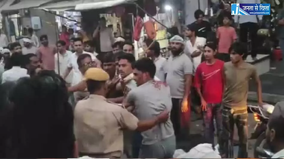 आरक्षक को पुलिस अधिकारी ने नहीं बचाया, पिटाई होते देखता रहा आरक्षक को पुलिस अधिकारी ने नहीं बचाया, पिटाई होते देखता रहा