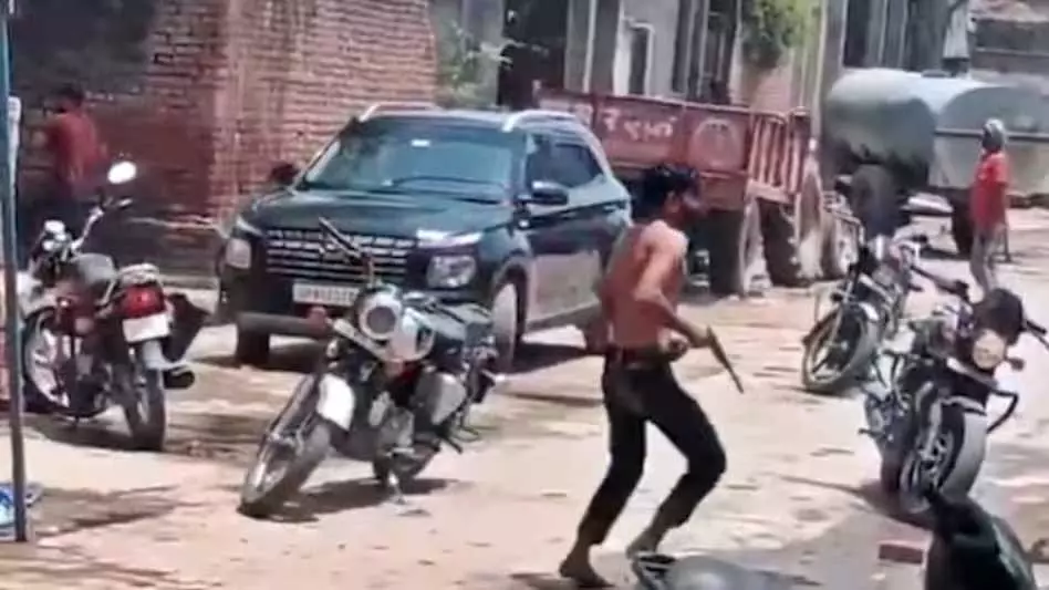 खूनी संघर्ष की घटना, थाना प्रभारी लाइन हाजिर, दो निलंबित खूनी संघर्ष की घटना, थाना प्रभारी लाइन हाजिर, दो निलंबित