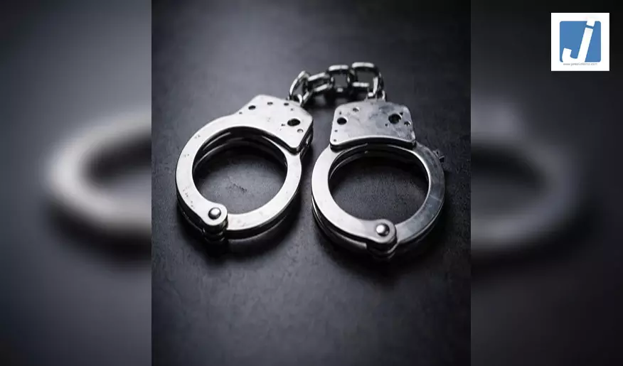 एयरपोर्ट के बाहर 62.5 लाख के नकली स्टांप पेपर बरामद, दो गिरफ्तार एयरपोर्ट के बाहर 62.5 लाख के नकली स्टांप पेपर बरामद, दो गिरफ्तार