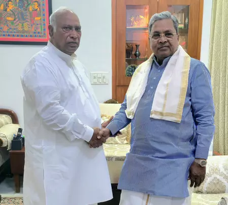 कर्नाटक सीएम पद से इस्तीफा देने के बाद सिद्धारमैया की मल्लिकार्जुन खड़गे ने की सराहना कर्नाटक सीएम पद से इस्तीफा देने के बाद सिद्धारमैया की मल्लिकार्जुन खड़गे ने की सराहना