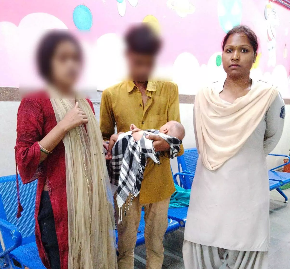 रेलवे स्टेशन के बाहर बच्चे के साथ हो रही थी बेरहमी, सूचना पर पुलिस ने बचाई जान रेलवे स्टेशन के बाहर बच्चे के साथ हो रही थी बेरहमी, सूचना पर पुलिस ने बचाई जान