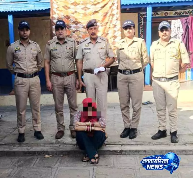 Kangra में 15 ग्राम हेरोइन के साथ 26 साल की महिला गिरफ्तार; मां फरार Kangra में 15 ग्राम हेरोइन के साथ 26 साल की महिला गिरफ्तार; मां फरार