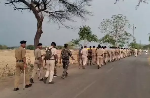पुलिस ने निकाला फ्लैग मार्च, असामाजिक तत्वों को दी कड़ी चेतावनी पुलिस ने निकाला फ्लैग मार्च, असामाजिक तत्वों को दी कड़ी चेतावनी
