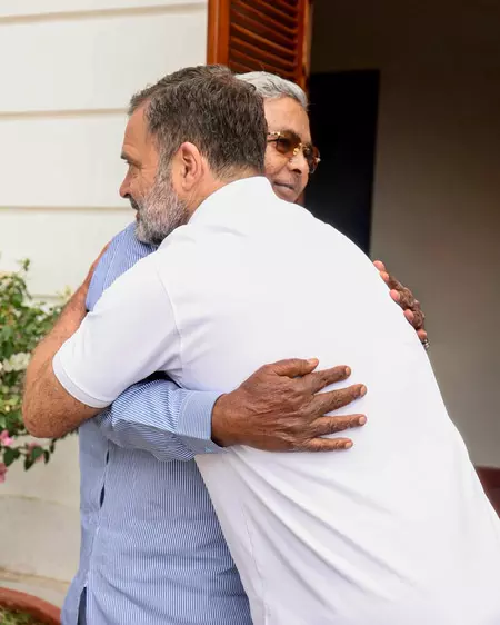 मुख्यमंत्री पद से इस्तीफा देने के एक दिन बाद सिद्दारमैया की राहुल गांधी से मुलाकात मुख्यमंत्री पद से इस्तीफा देने के एक दिन बाद सिद्दारमैया की राहुल गांधी से मुलाकात