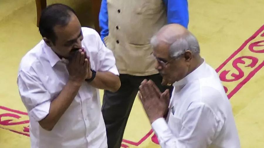 Kerala : विधानसभा में ‘वंदे मातरम’ विवाद, राज्यपाल राजेंद्र अर्लेकर ने जताई नाराज़गी Kerala : विधानसभा में ‘वंदे मातरम’ विवाद, राज्यपाल राजेंद्र अर्लेकर ने जताई नाराज़गी