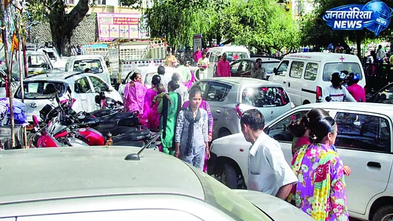 शहर की चरमराई ट्रैफिक व्यवस्था, लोगों का बनी सिरदर्द शहर की चरमराई ट्रैफिक व्यवस्था, लोगों का बनी सिरदर्द
