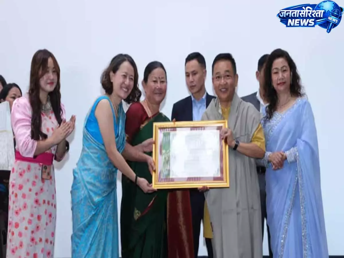 Sikkim: प्रेम सिंह तमांग ने गंगटोक में पुरस्कार विजेता फिल्म शेप ऑफ मोमो के प्रीमियर में हिस्सा लिया Sikkim: प्रेम सिंह तमांग ने गंगटोक में पुरस्कार विजेता फिल्म शेप ऑफ मोमो के प्रीमियर में हिस्सा लिया