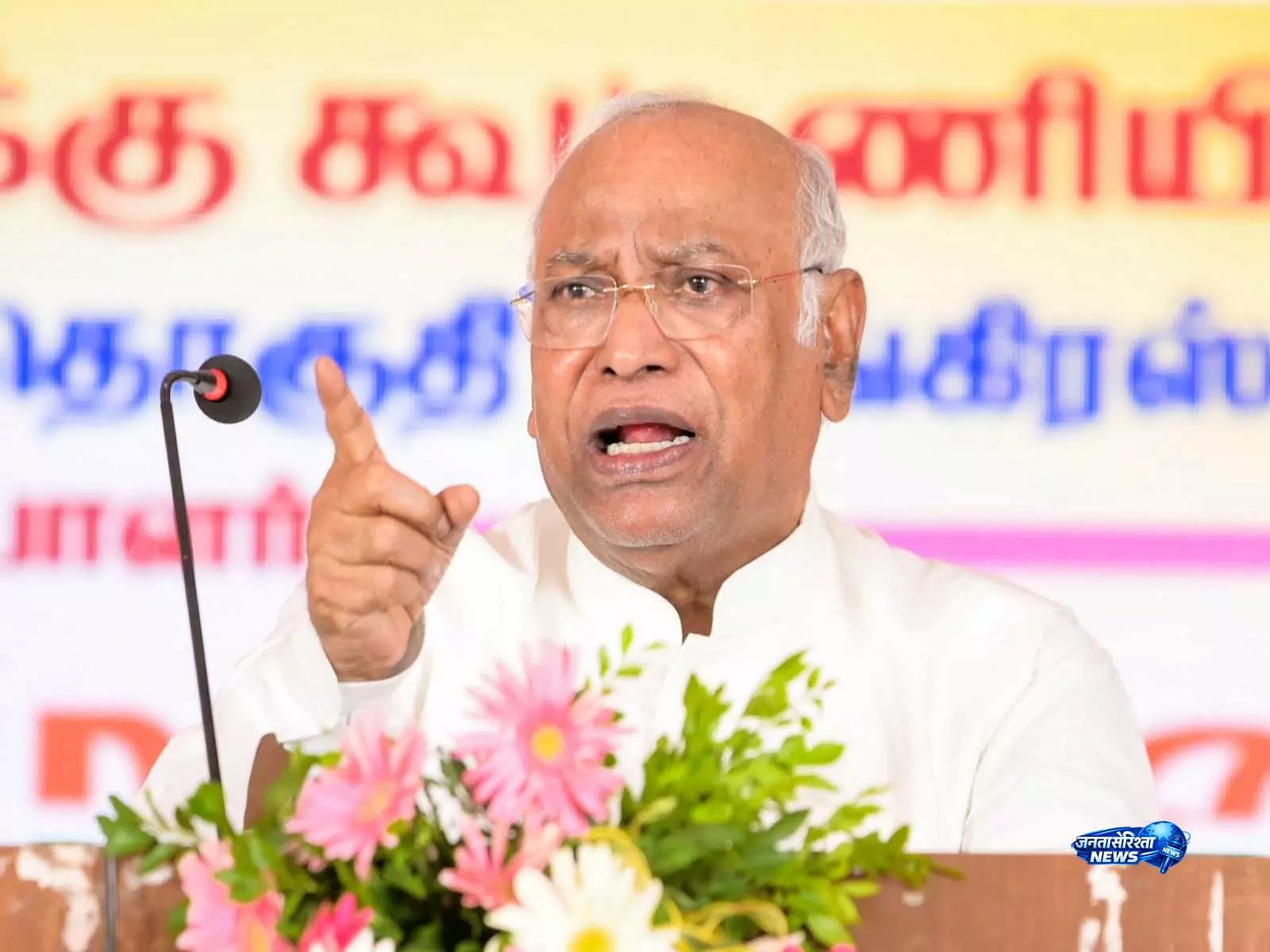 कोलार से Karnataka कांग्रेस नेताओं ने 3 मंत्री पद की मांग की, मल्लिकार्जुन खड़गे को सौंपा पत्र कोलार से Karnataka कांग्रेस नेताओं ने 3 मंत्री पद की मांग की, मल्लिकार्जुन खड़गे को सौंपा पत्र