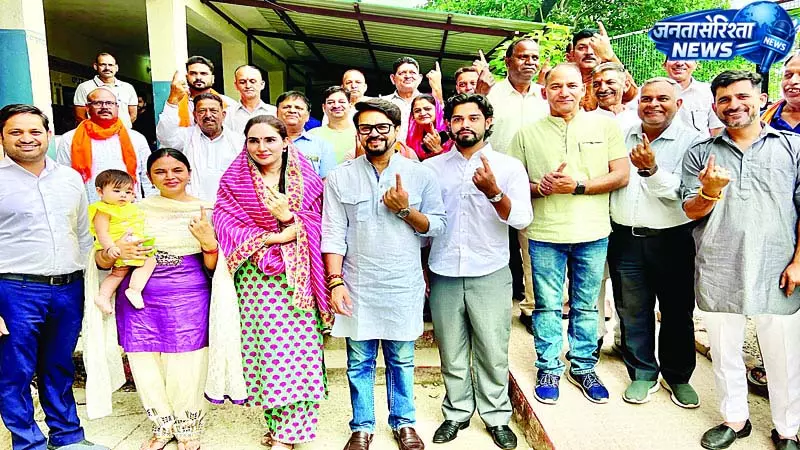 कैफे में युवक की पिटाई, मुख्यालय पर परिजनों का प्रदर्शन कैफे में युवक की पिटाई, मुख्यालय पर परिजनों का प्रदर्शन