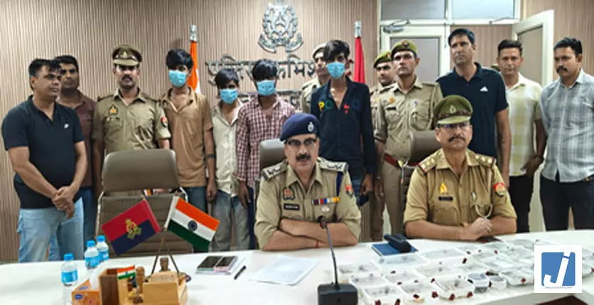 चोरी करने वाले गिरोह का पर्दाफाश, 50 लाख के जेवर और नकदी बरामद चोरी करने वाले गिरोह का पर्दाफाश, 50 लाख के जेवर और नकदी बरामद