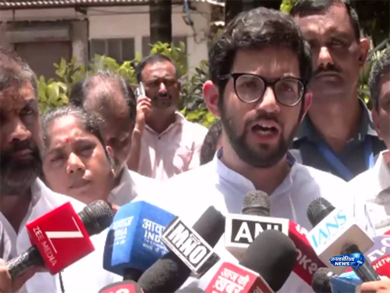 Pune में अवैध शराब से हुई मौतों को लेकर आदित्य ठाकरे ने महाराष्ट्र की क़ानून-व्यवस्था पर साधा निशाना Pune में अवैध शराब से हुई मौतों को लेकर आदित्य ठाकरे ने महाराष्ट्र की क़ानून-व्यवस्था पर साधा निशाना
