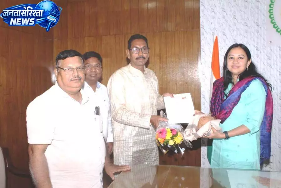 कलेक्टर ने रिटायरमेंट पर अधिकारियों-कर्मचारियों को पेंशन प्राधिकार पत्र प्रदान किया कलेक्टर ने रिटायरमेंट पर अधिकारियों-कर्मचारियों को पेंशन प्राधिकार पत्र प्रदान किया