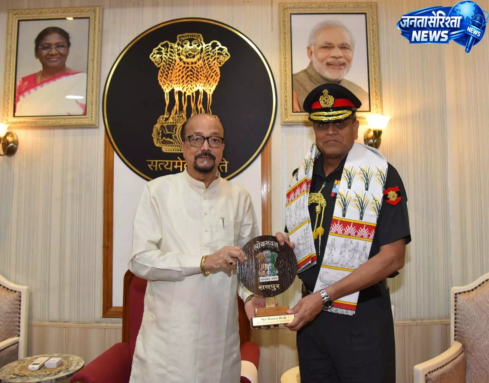 राज्यपाल रमेन डेका से लेफ्टिनेट जनरल अनिंद्या सेनगुप्ता ने की सौजन्य भेंट राज्यपाल रमेन डेका से लेफ्टिनेट जनरल अनिंद्या सेनगुप्ता ने की सौजन्य भेंट