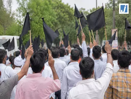 भाजपा प्रदेश अध्यक्ष के दौरे पर हंगामा, काले झंडे दिखाने पर RLP के 9 कार्यकर्ता हिरासत में भाजपा प्रदेश अध्यक्ष के दौरे पर हंगामा, काले झंडे दिखाने पर RLP के 9 कार्यकर्ता हिरासत में