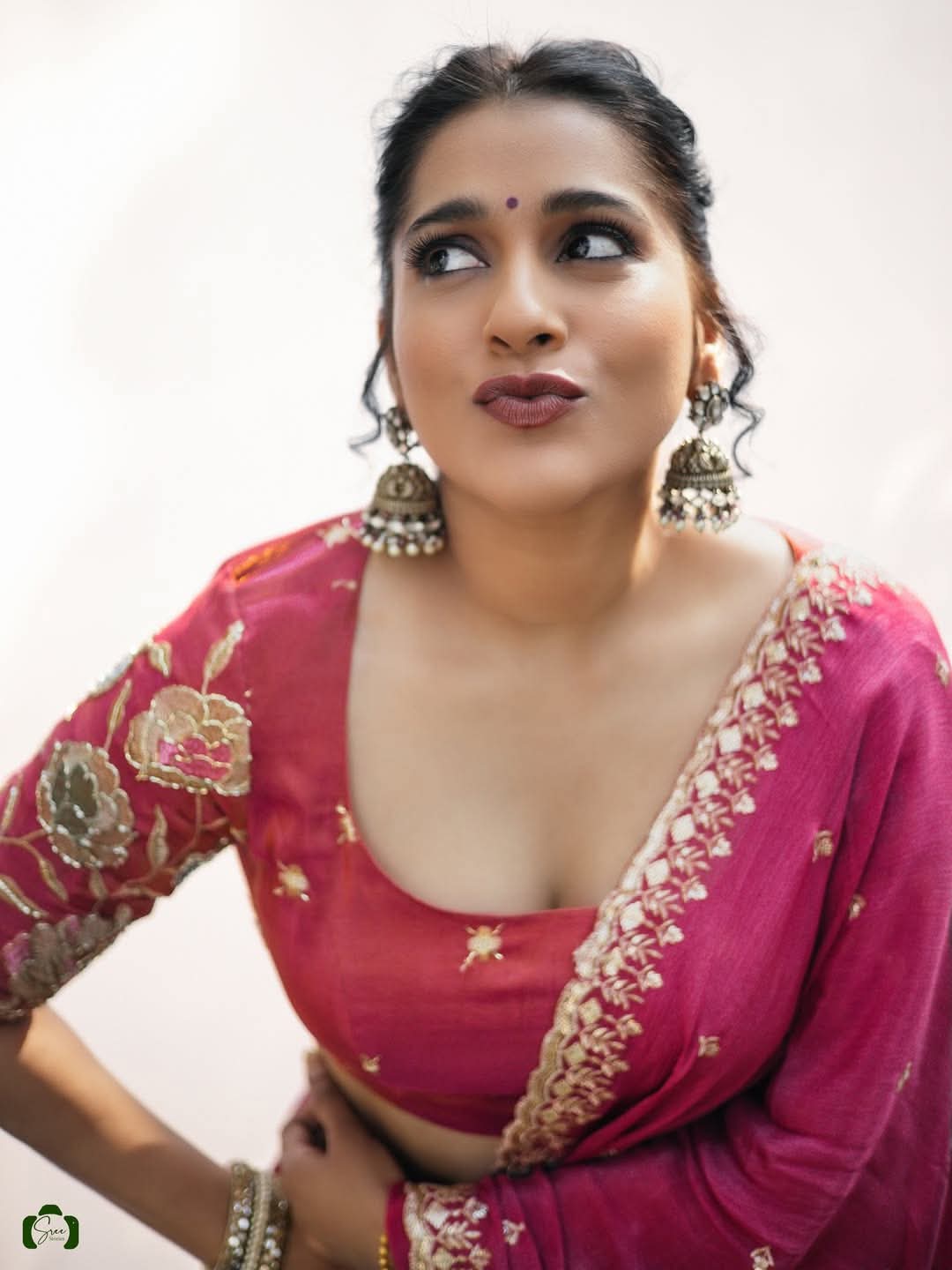 रश्मि गौतम का कातिलाना अंदाज