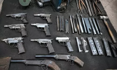 पिस्टल-बंदूक बना रहे थे नदी किनारे, अवैध हथियार फैक्ट्री का भंडाफोड़ पिस्टल-बंदूक बना रहे थे नदी किनारे, अवैध हथियार फैक्ट्री का भंडाफोड़
