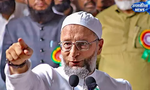 Owaisi का बयान: सड़क पर नमाज़ पर विवाद, हर धर्म के जश्न पर समान नियम की मांग Owaisi का बयान: सड़क पर नमाज़ पर विवाद, हर धर्म के जश्न पर समान नियम की मांग