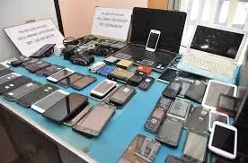 नेल्लोर में 1.14 करोड़ रुपये कीमत के 570 खोए हुए मोबाइल फोन मालिकों को लौटाए गए नेल्लोर में 1.14 करोड़ रुपये कीमत के 570 खोए हुए मोबाइल फोन मालिकों को लौटाए गए