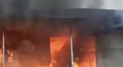 Andhra: कपड़े की दुकान में आग लग गई Andhra: कपड़े की दुकान में आग लग गई