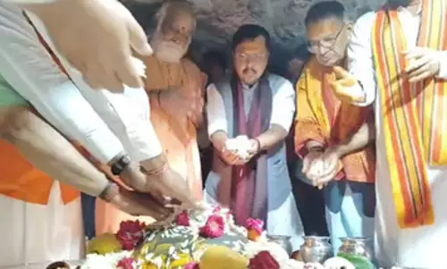 देहरादून: भाजपा के राष्ट्रीय अध्यक्ष नितिन नवीन ने टपकेश्वर महादेव मंदिर में किए दर्शन