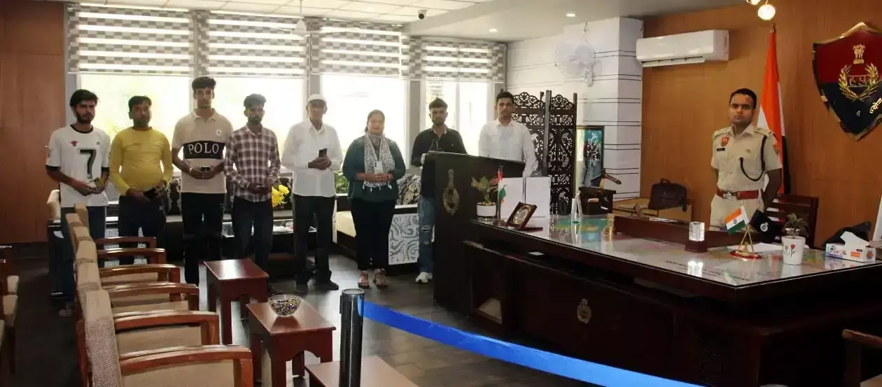 Hisar: पुलिस की पहल से 15 खोए हुए मोबाइल उनके मालिकों को मिले Hisar: पुलिस की पहल से 15 खोए हुए मोबाइल उनके मालिकों को मिले